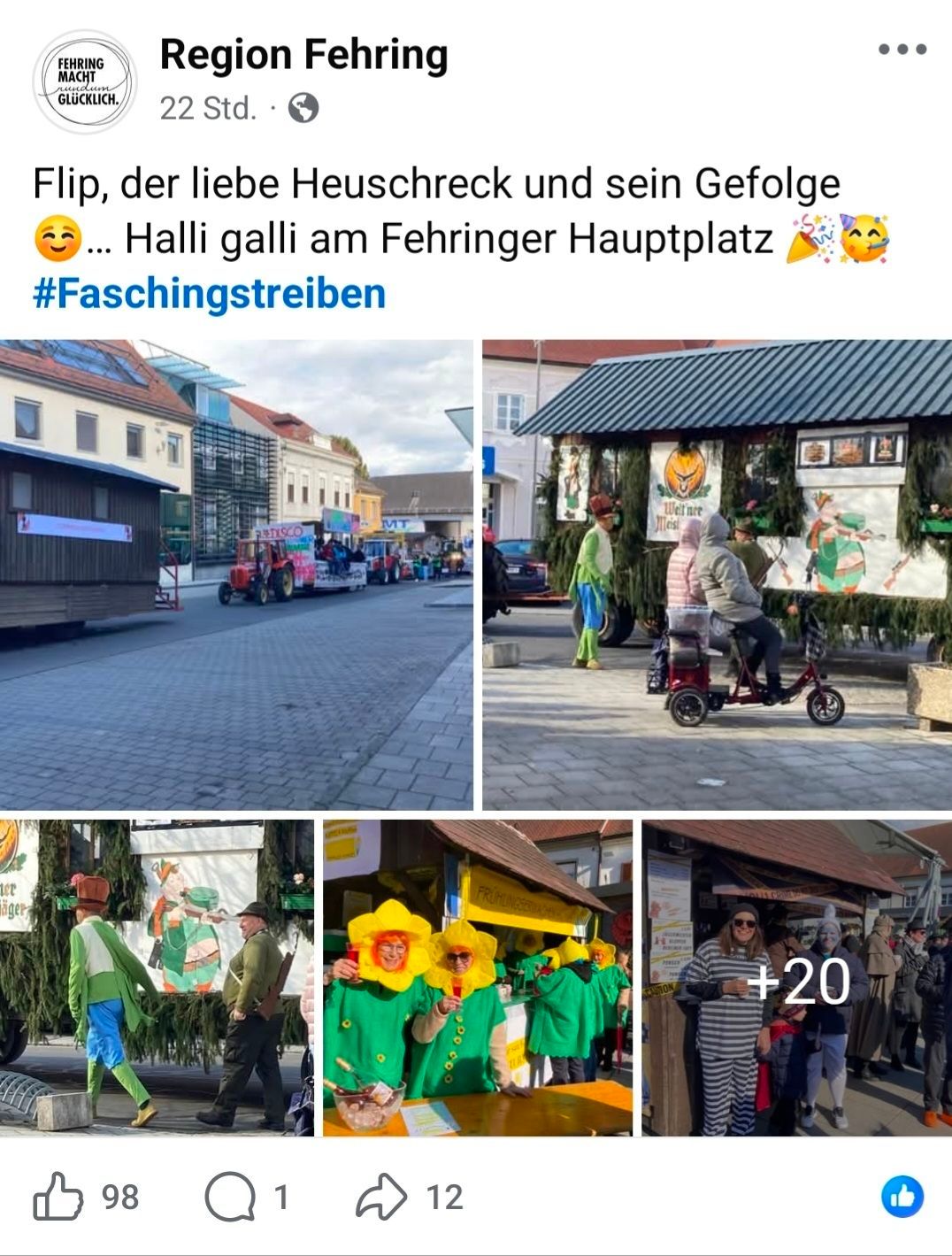 Eine Collage aus vier Bildern, die Menschen in grünen Kostümen, einen Traktoren-Korso, ein geschmücktes Gebäude und eine Person mit Maske und einem Schild mit '+20' zeigt. In der oberen linken Ecke befindet sich Text auf Deutsch und Englisch.