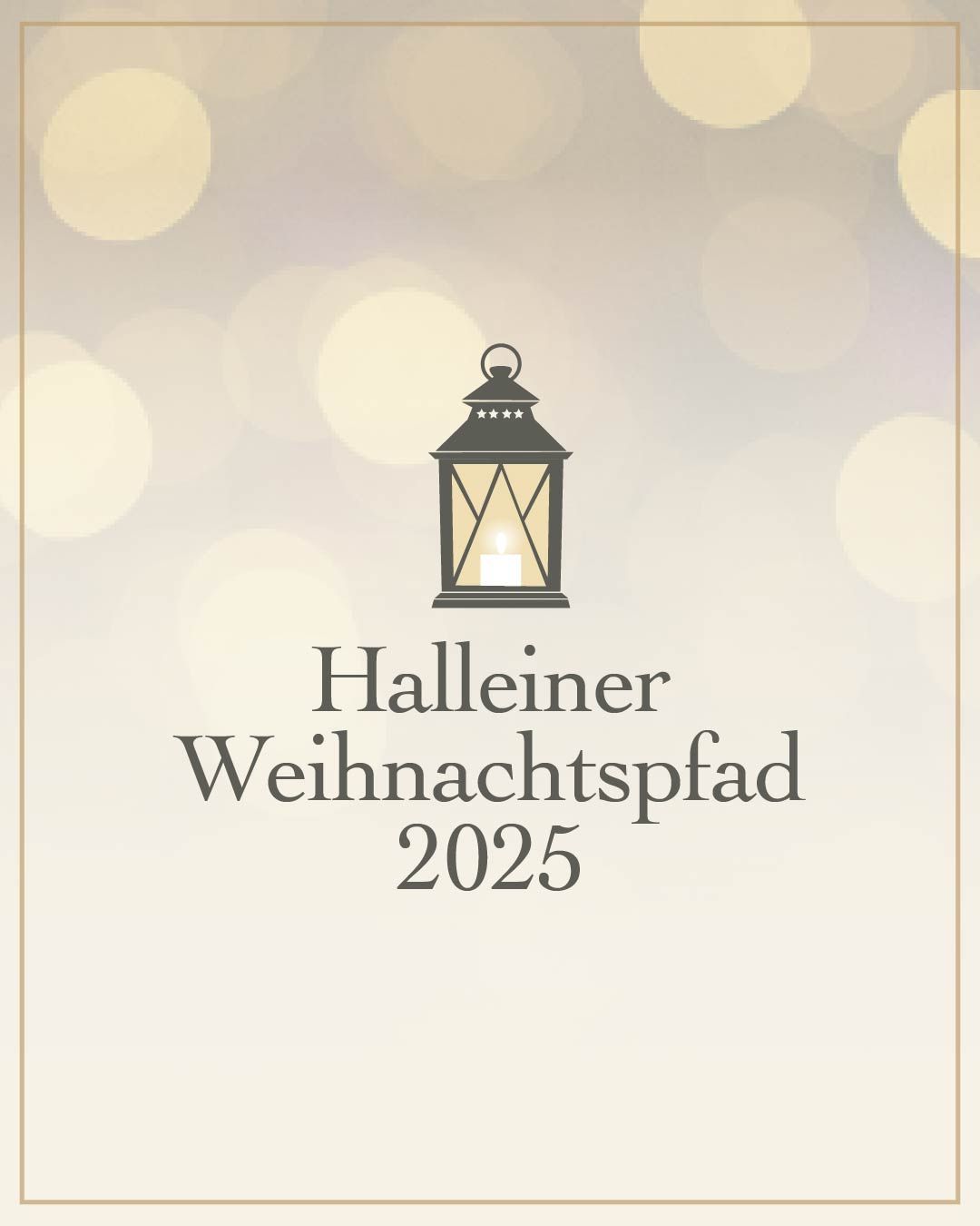 Eine Laterne mit einer leuchtenden Kerze in der Mitte, betitelt 'Halleiner Weihnachtspfad 2025'. Der Hintergrund besteht aus einer Mischung aus grauen und gelben Bokeh-Lichtern.