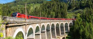 Bild enthält, Architecture, Bridge, Building, Viaduct, Train, Transportation, Vehicle, Plant, Vegetation, Arch