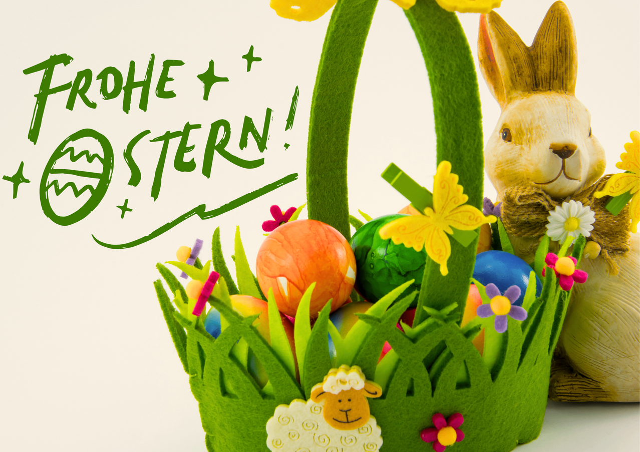 Ostereierkorb mit verschiedenfarbigen Eiern, Blumen und einem Schaf. Ein Kaninchen steht auf der Seite. Die Worte "mehr + mehr +" sind auf der linken Seite geschrieben.
