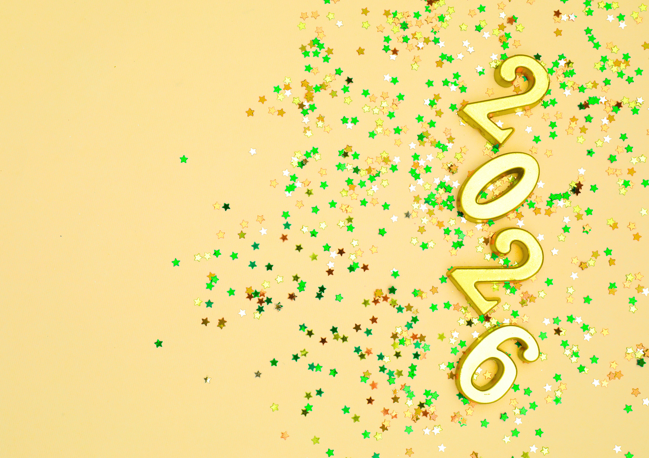 Ein hellbeiger Hintergrund ist mit einer Vielzahl von grünen, goldenen und weißen sternförmigen Konfetti bedeckt. Das Jahr 2016 ist in Gold mit 3D-Effekt prominent dargestellt.