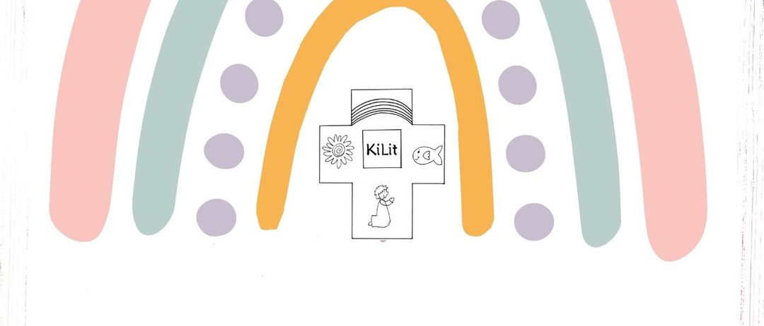 Eine farbenfrohe Illustration eines Regenbogens mit dem Text 'Kinderkirchemesse' darunter, mit Logos und Symbolen.