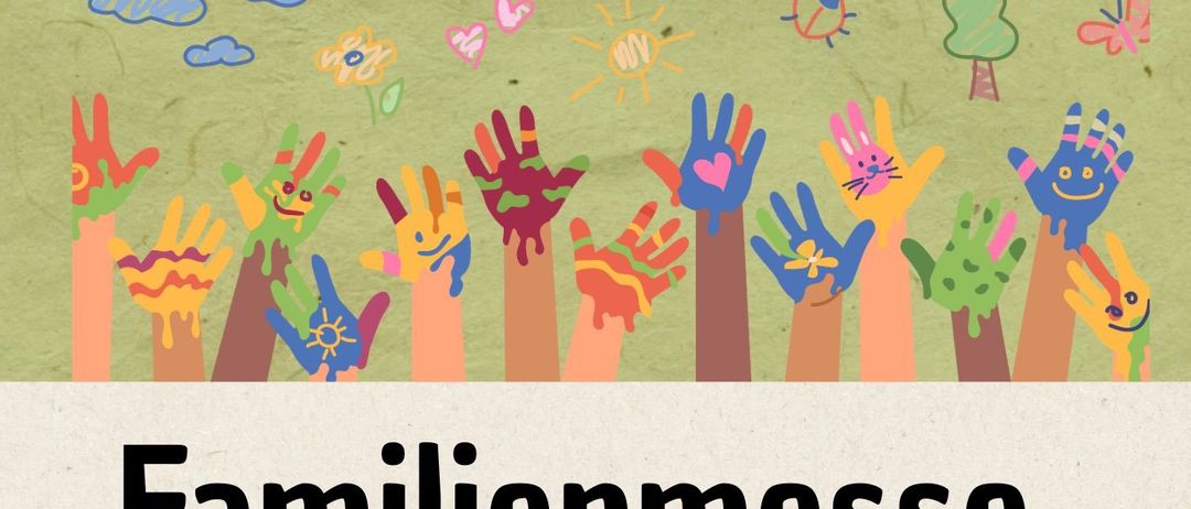 Ein Poster zeigt Hände, die mit Blumen, Schmetterlingen und Herzen bemalt sind, mit einer Kirche und einem Baum im Hintergrund. Es steht 'Familienmesse am 22.02.2026 um 10:00 Uhr'.