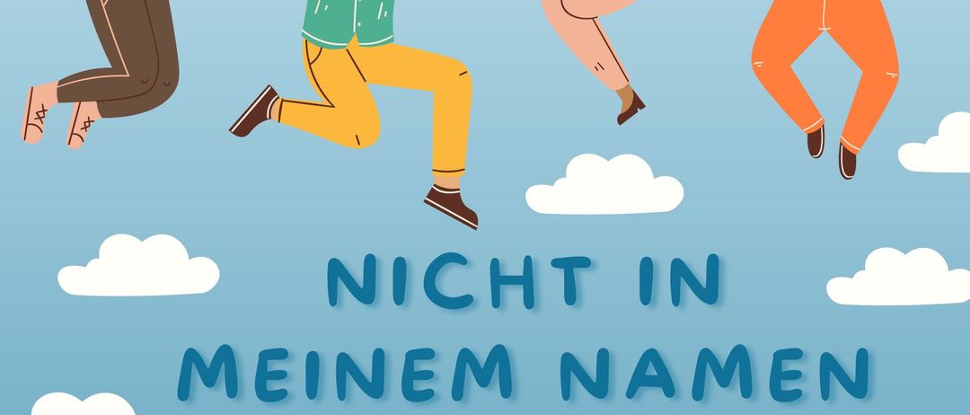 Plakat mit vier Menschen, die fröhlich in der Luft springen. Es steht 'Nicht in meinem Namen'. Es lädt zu einer Jugendmesse am 28.2.2026 um 19:00 Uhr ein.