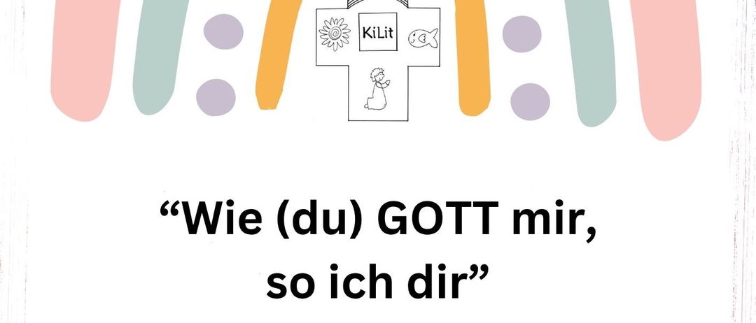 Eine bunte Illustration eines Regenbogens mit einem Zitat auf Deutsch, 'Wie (du) GOTT mir, so ich dir', und dem Text 'Kinderliturgiemesse' darunter. Das Bild enthält auch ein Logo und eine kleine Illustration einer Person.