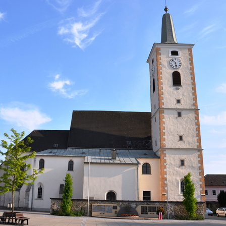 Bild enthält, Architecture, Building, Clock Tower, Tower, Spire, Bell Tower, Monastery, Arch, Gothic Arch, Car
