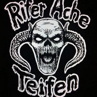 Ein schwarzes Poster mit einem weißen Totenkopfdesign, das 'Rifer Ache Teifen' sagt. Der Totenkopf hat Hörner und einen weit geöffneten Mund, was ihm ein bedrohliches Aussehen verleiht. Das Design ist auf einem schwarzen Hintergrund platziert.