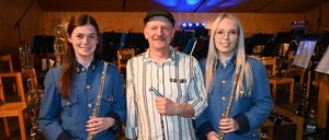 Bild enthält, Adult, Female, Person, Woman, Male, Man, Hat, Glasses, Musical Instrument, Oboe