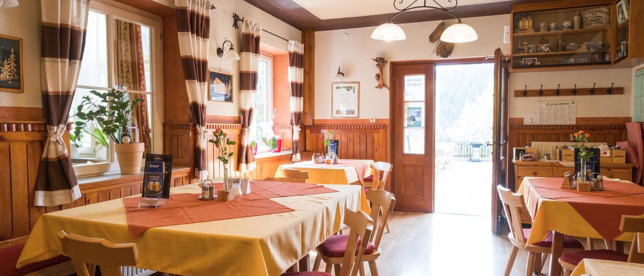 Bild enthält, Dining Table, Table, Dining Room, Indoors, Interior Design, Restaurant, Wood, Chair, Cafeteria, Plywood