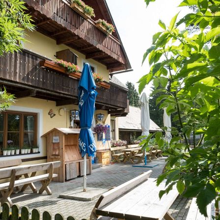 Bild enthält, Shelter, Villa, Neighborhood, City, Hotel, Resort, Herbal, Summer, Scenery, Wood