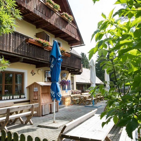 Bild enthält, Shelter, Villa, Neighborhood, City, Hotel, Resort, Herbal, Summer, Scenery, Wood