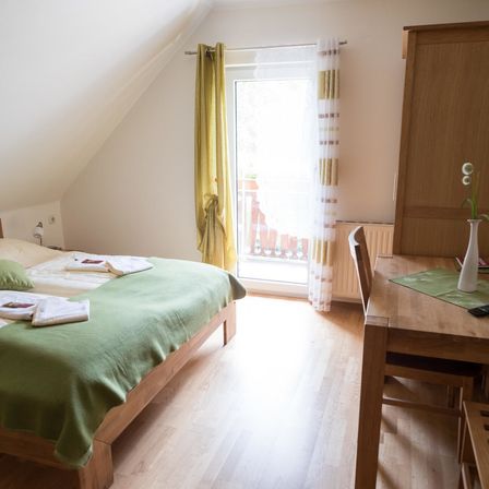 Bild enthält, Indoors, Interior Design, Remote Control, Wood, Monitor, Screen, Bed, Furniture, Hardwood, Housing