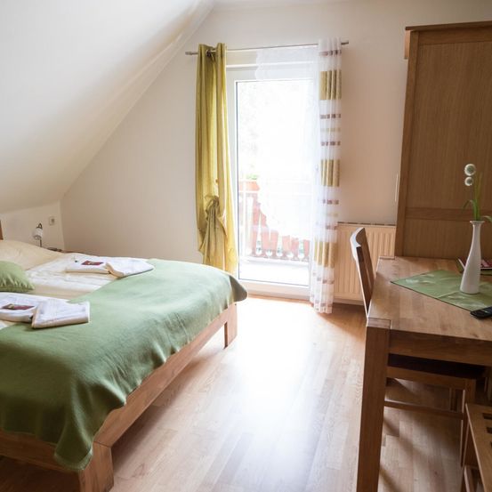 Bild enthält, Indoors, Interior Design, Remote Control, Wood, Monitor, Screen, Bed, Furniture, Hardwood, Housing