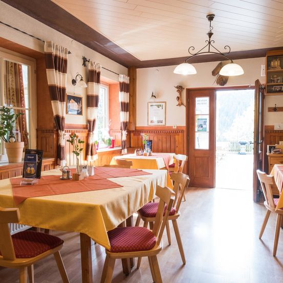 Bild enthält, Dining Table, Table, Dining Room, Indoors, Interior Design, Restaurant, Wood, Chair, Cafeteria, Plywood