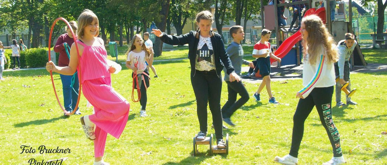 Bild enthält, Grass, Park, People, Person, Walking, Vegetation, Boy, Male, Teen, Child