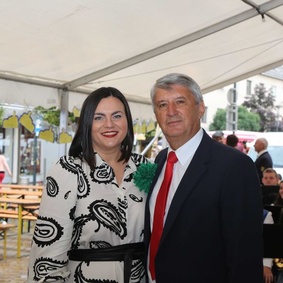 Bild enthält, Coat, Formal Wear, Fashion, Adult, Female, Person, Woman, Suit, Dress, People