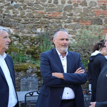 Bild enthält, Blazer, Coat, Jacket, Wall, People, Person, Suit, Adult, Male, Man