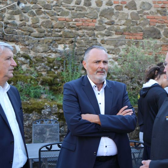 Bild enthält, Blazer, Coat, Jacket, Wall, People, Person, Suit, Adult, Male, Man