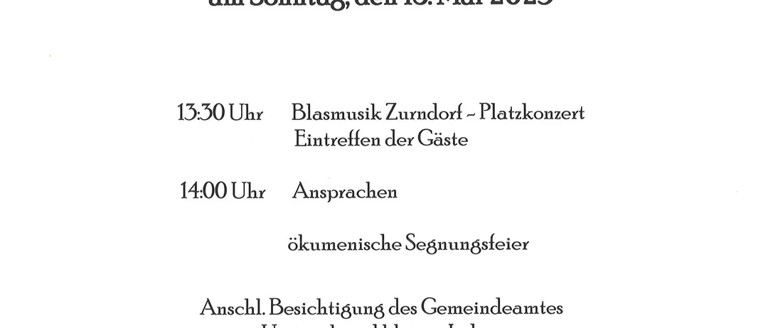 Einladungskarte zum Tag der offenen Tür im neuen Gemeindeamt am Sonntag, 18. Mai 2025. Der Zeitplan umfasst eine Blasmusikaufführung um 13:30 Uhr, Reden um 14:00 Uhr und eine ökologische Segenszeremonie. Nach diesen Veranstaltungen folgt eine Besichtigung des Gemeindeamtes, ein Empfang und ein kleiner Imbiss. Die Unterschrift des Bürgermeisters befindet sich am unteren Rand der Karte.