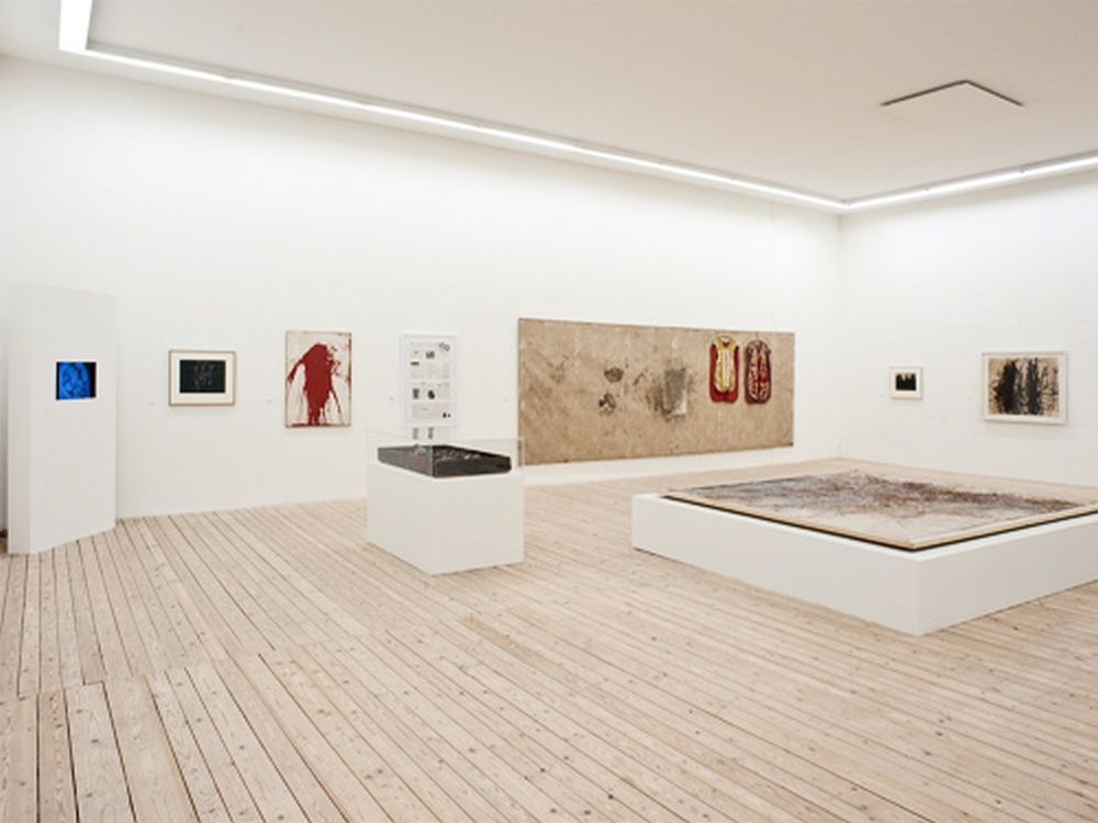 Bild enthält, Art, Indoors, Art Gallery, Painting, Floor