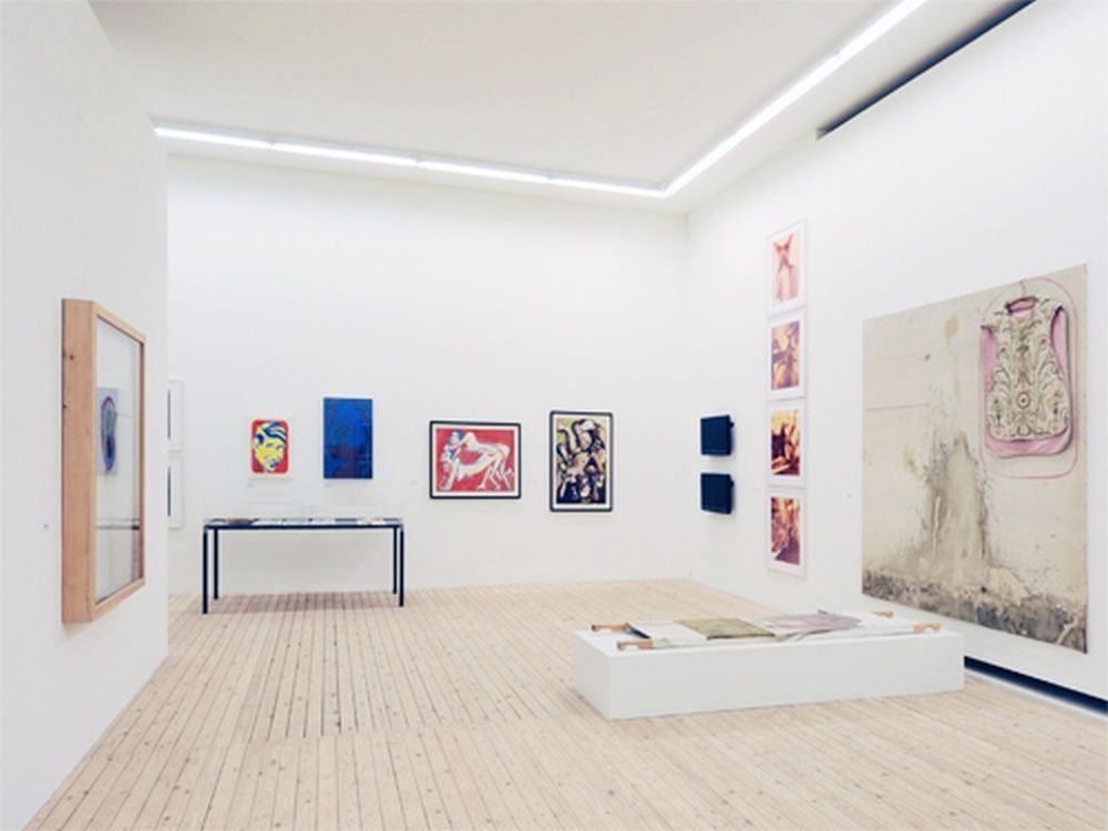 Bild enthält, Art, Architecture, Building, Art Gallery, Person, Indoors