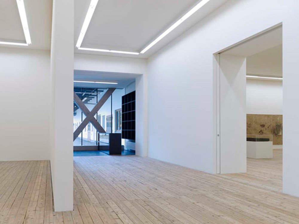 Bild enthält, Floor, Indoors, Interior Design, Flooring, Architecture, Building, Foyer