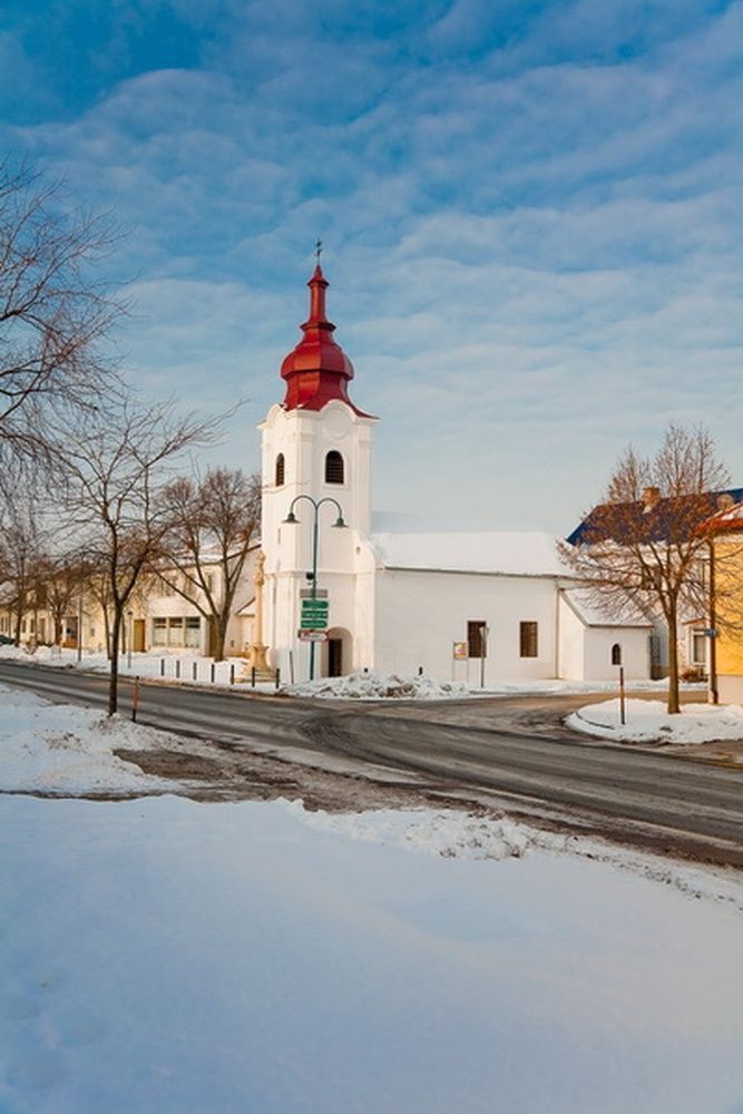 Bild enthält, Architecture, Bell Tower, Building, Tower, Arch, Gothic Arch, City, Outdoors, Sky, Spire