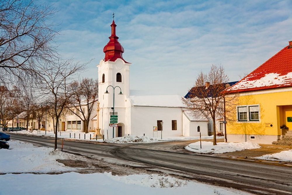 Bild enthält, Arch, Architecture, Gothic Arch, City, Bell Tower, Building, Tower, Spire, Outdoors, Car