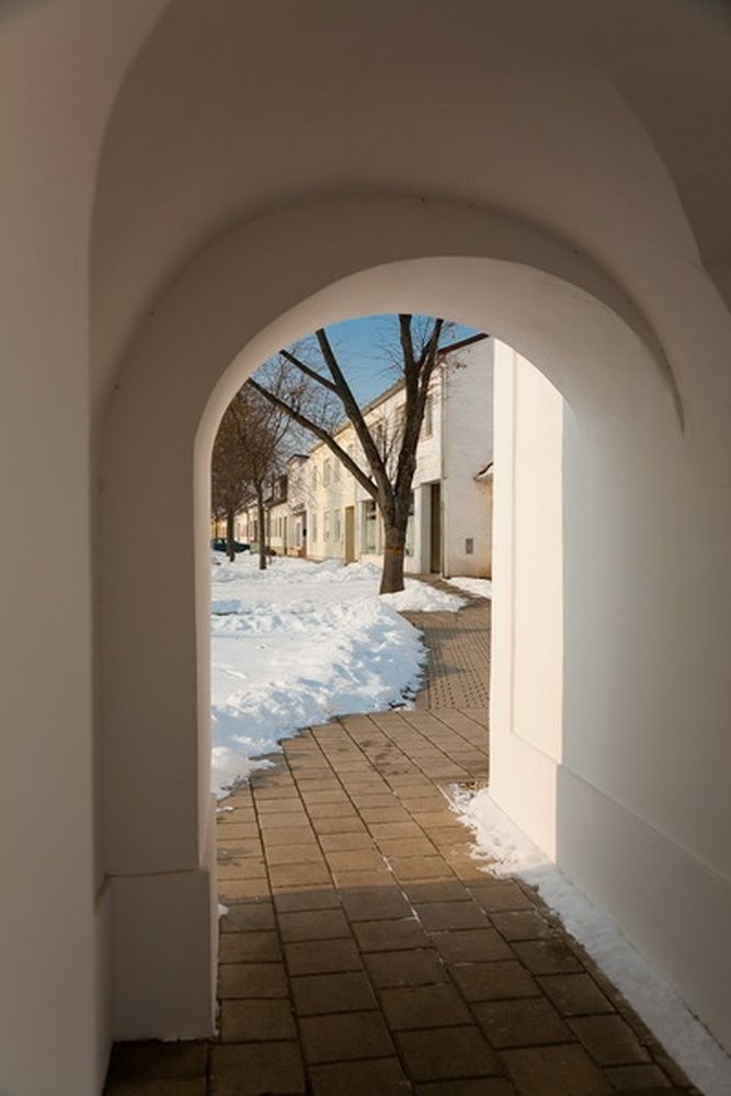 Bild enthält, Arch, Floor, Path, City, Street, Urban, Walkway, Building, Flagstone, Gothic Arch