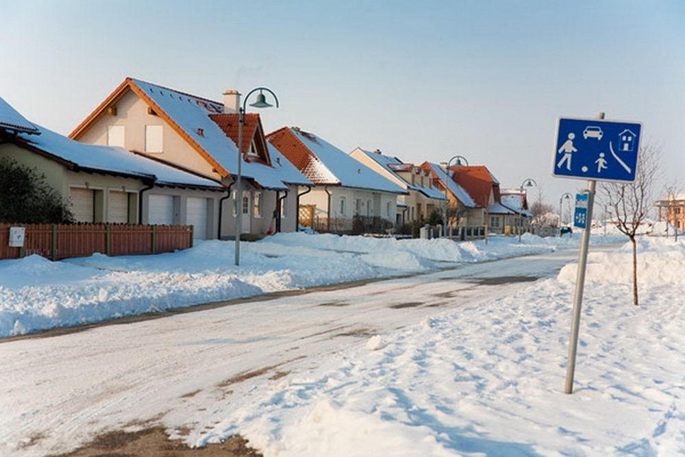 Bild enthält, Suburb, Road Sign, Sign, Symbol, Architecture, Building, Housing