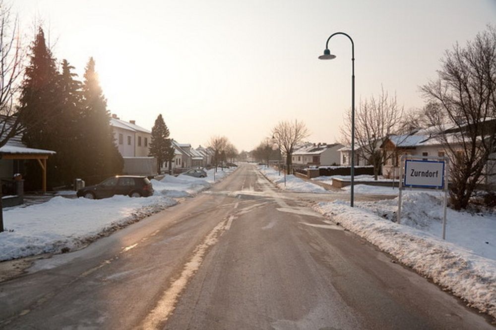 Bild enthält, City, Road, Street, Urban, Suburb, Car, Vehicle, Outdoors, Wheel, Nature