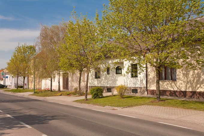 Bild enthält, Suburb, City, Neighborhood, Road, Architecture, Building, Housing