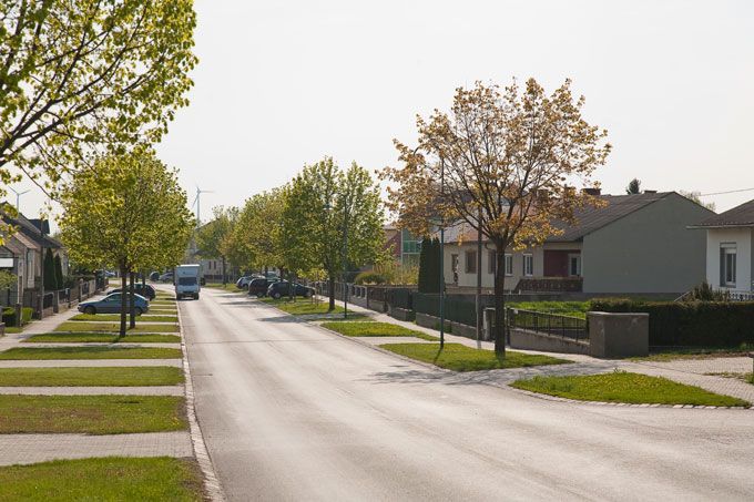 Bild enthält, Suburb, Neighborhood, Car, Transportation, Vehicle