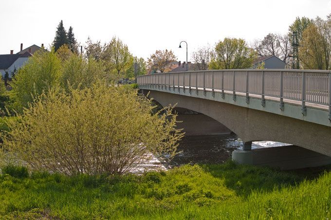 Bild enthält, Arch, Bridge, Grass, Outdoors, Scenery, Water, Tree, Vegetation, Canal, City