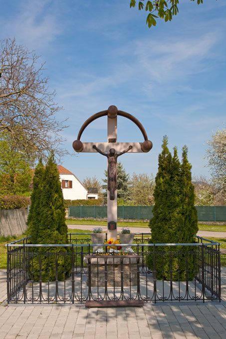 Bild enthält, Cross, Symbol, Gate, Outdoors, Graveyard