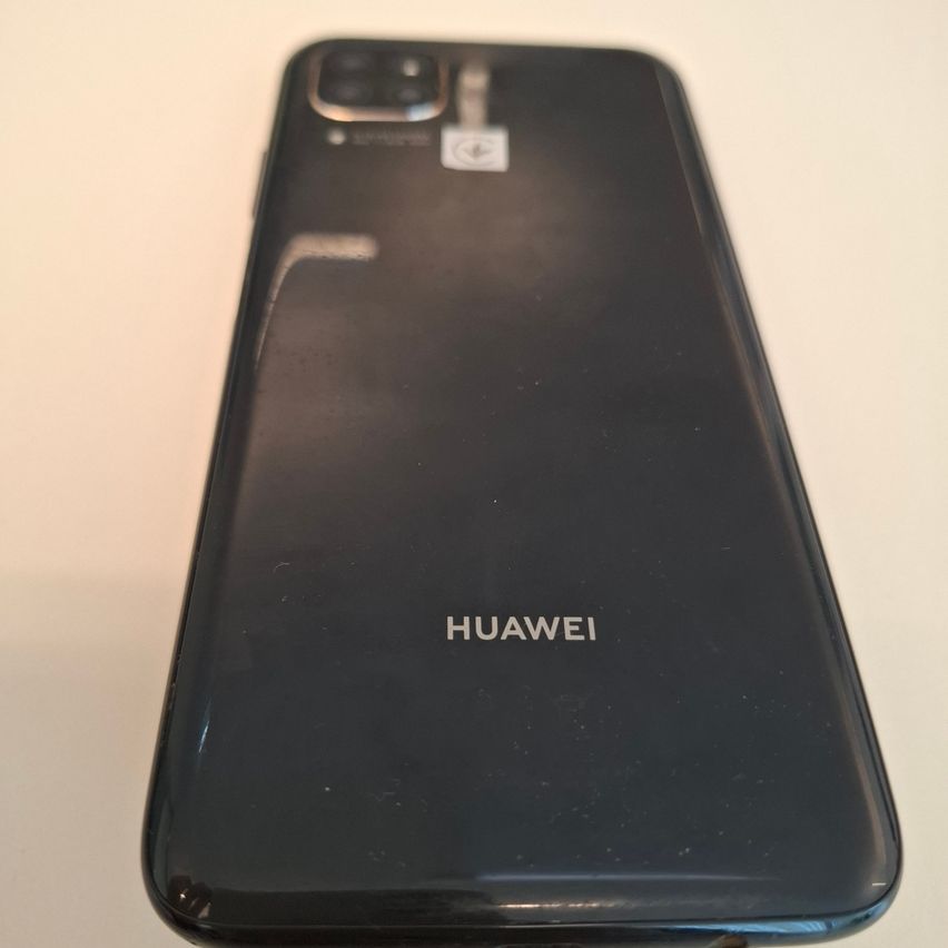 Die Rückseite eines schwarzen Huawei-Smartphones mit Kamera-Setup und prominent angezeigtem Markennamen.