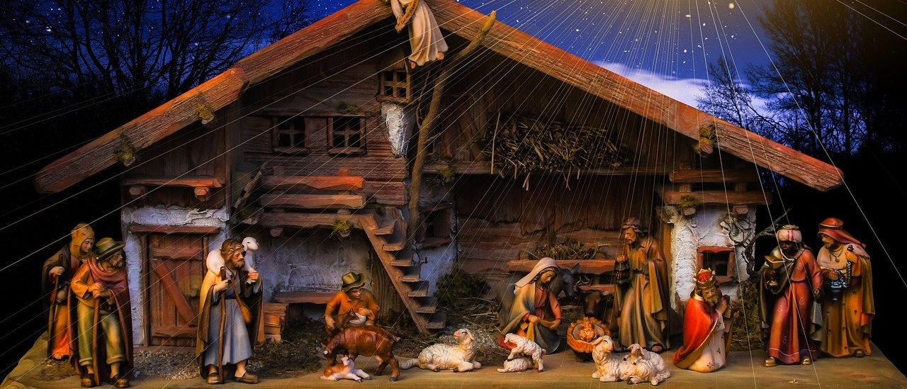 Bild enthält, Outdoors, Shelter, Countryside, Hut, Nature, Person, Lighting, Night, Helmet, Housing