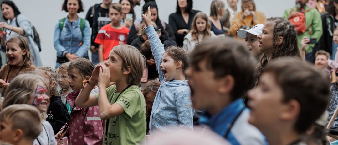 Bild enthält, Head, Person, Face, People, Boy, Male, Teen, Child, Female, Girl