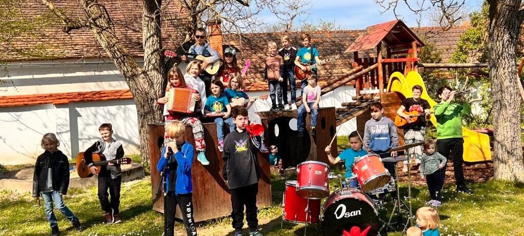 Bild enthält, People, Person, Coat, Baby, Adult, Female, Woman, Outdoors, Nature, Jeans