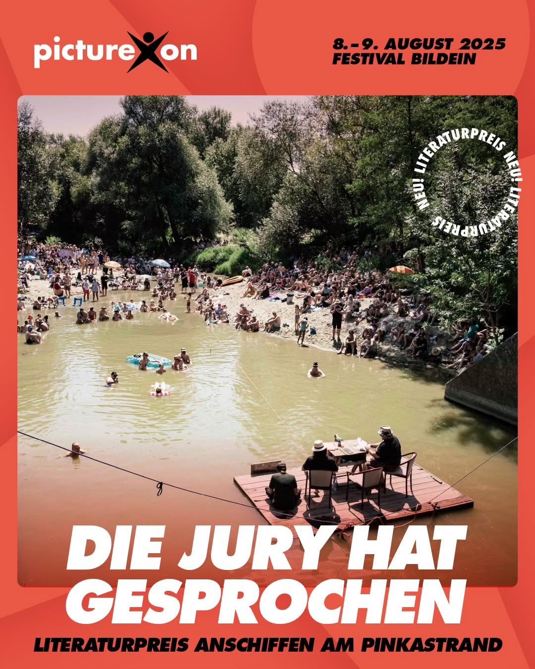 Ein überfüllter Außenbereich mit vielen Menschen, die an einem Fluss schwimmen und sitzen. Der Text 'DIE JURY HAT GESPROCHEN' ist unten angezeigt.