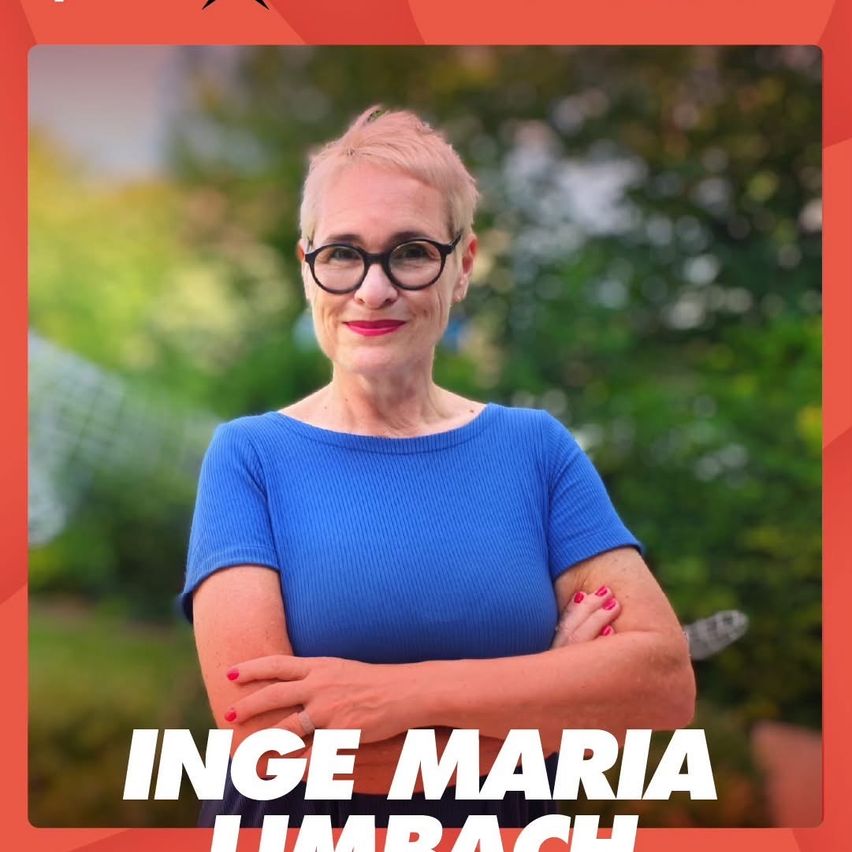 Eine Frau namens Inge Maria Limbach steht mit verschränkten Armen draußen und trägt ein blaues Oberteil und eine Brille. Hinter ihr ist ein verschwommener grüner Hintergrund mit Pflanzen.