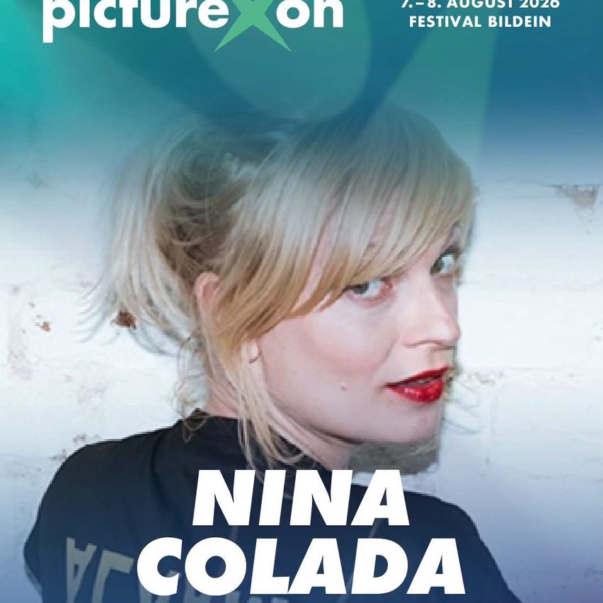 Ein Werbeposter für das Picture On Festival mit Nina Colada, einem verschwommenen Hintergrund und leuchtenden Farben.