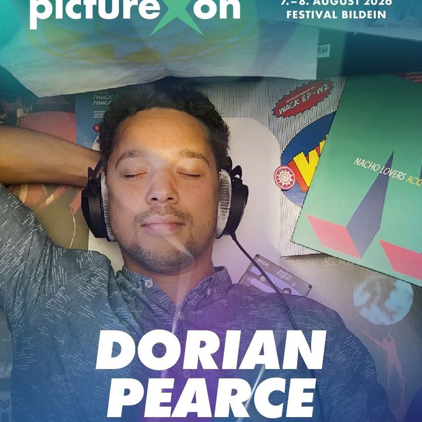 Ein Mann mit Kopfhörern, der entspannt auf einem Bett liegt und lächelt. Im Hintergrund ist ein Festivalposter und ein grünes Albumcover zu sehen.