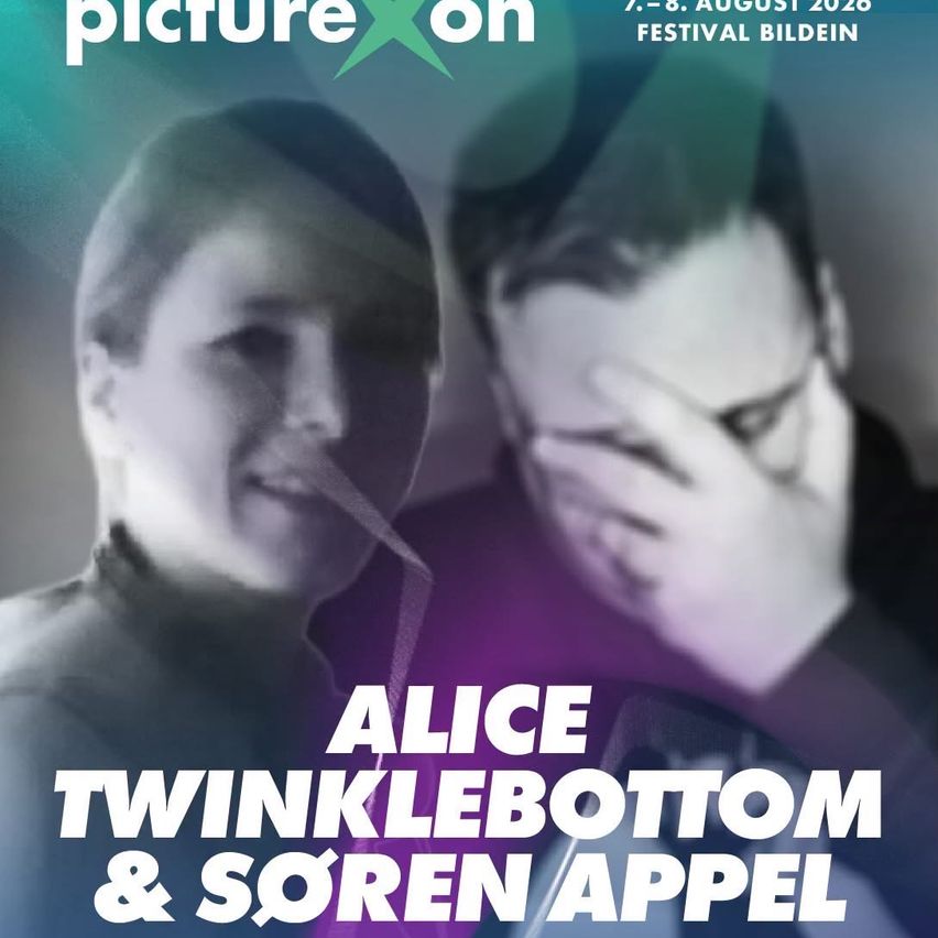 Ein Werbebild für ein Festival mit zwei Personen, eine mit einem Strohhalm im Mund und die andere mit der Hand vor dem Gesicht. Der Text lautet 'Alice Twinklebottom & Sören Appel' und die Veranstaltung ist für den 7. bis 8. August 2026 geplant.