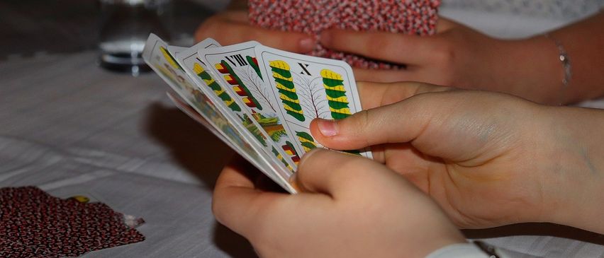 Bild enthält, Body Part, Hand, Person, Baby, Cup, Game, Gambling, Finger, Shuffling Cards