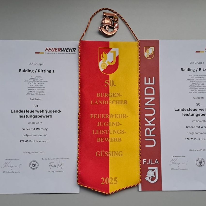 Ein Bild eines Jugendleistungszertifikats einer örtlichen Feuerwehr. Das Zertifikat ist für eine 50-Jahr-Feier und beinhaltet eine Medaille. Es zeigt Namen und Punkte der Teilnehmer.