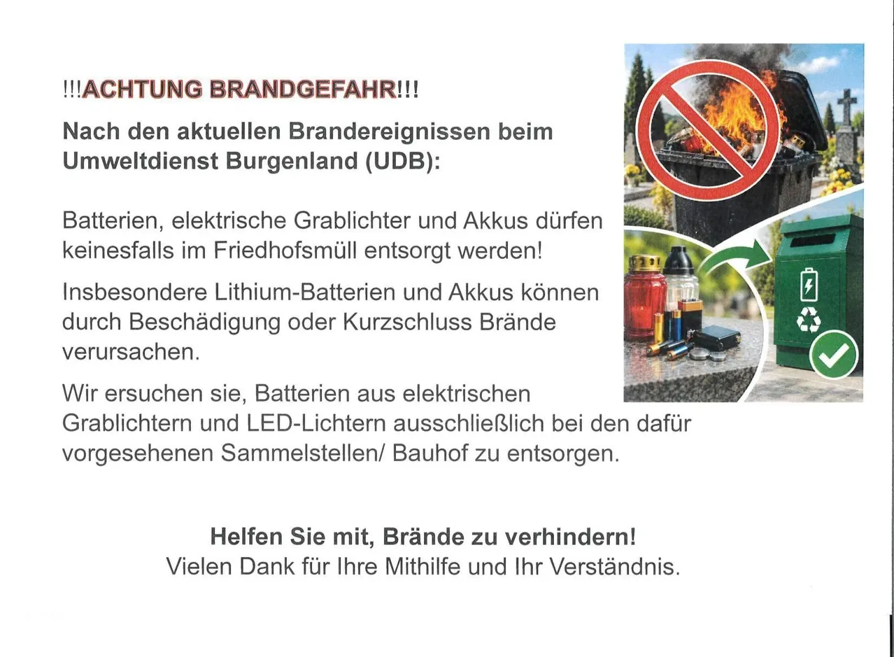 Ein Plakat warnt vor der Entsorgung von Batterien und elektrischen Feuerzeugen im Friedhofsmüll. Es zeigt einen brennenden Mülleimer und einen Recycling-Behälter.