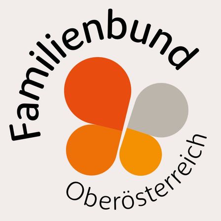 Das Logo des Familienbundes Oberosterreich zeigt ein orange-graues kreisförmiges Design mit stilisiertem Text.