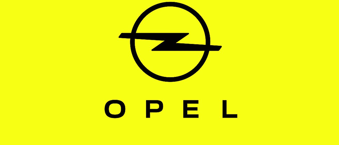 Das Opel-Logo zeigt einen schwarzen Blitz in einem Kreis, mit dem Wort Opel in Schwarz darunter. Der Hintergrund ist leuchtend gelb.