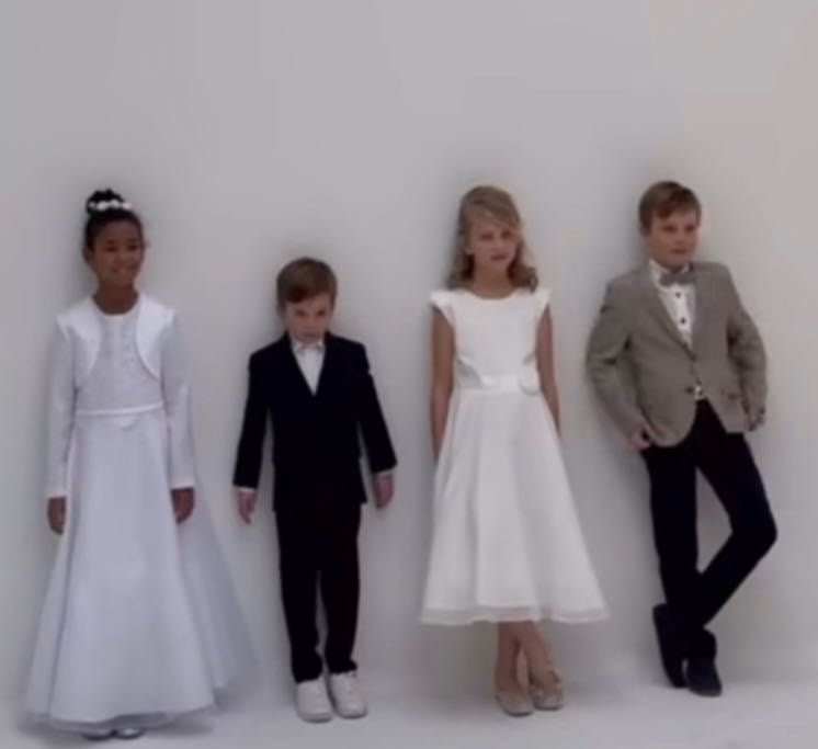 Bild enthält, Blazer, Child, Female, Girl, Person, Hand, Adult, Bride, Woman, Sleeve